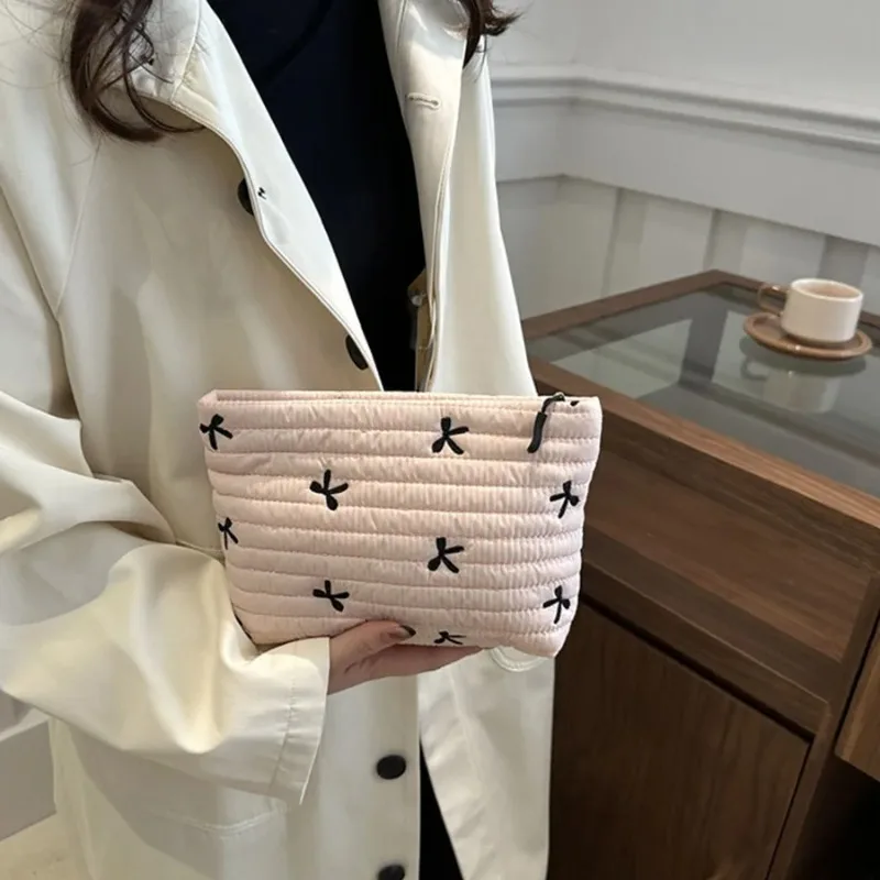 Leuke make-uptas met ritssluit - Embroidery Bag recensie en prijs