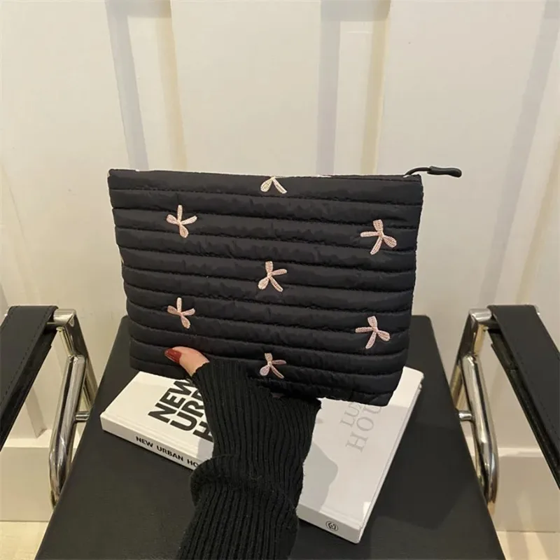 Leuke make-uptas met ritssluit - Embroidery Bag recensie en prijs